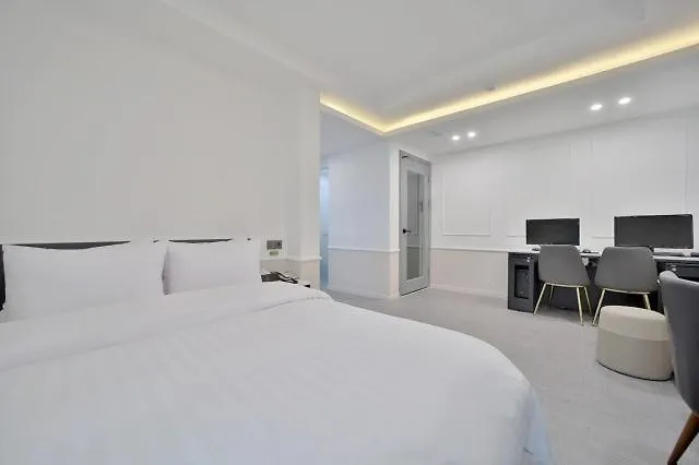 Motel Gangnam Bom